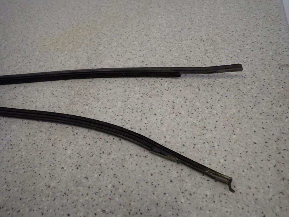 NISSAN NOTE 06-12 LISTWA DACHOWA PRAWA 3/3