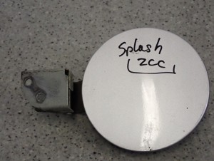 SUZUKI SPLASH 08-14 KLAPKA WLEWU PALIWA ZCC 1/6 MINIATURA