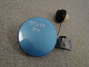 SUZUKI SPLASH 08-14 KLAPKA WLEWU PALIWA ZDQ 1/5 MINIATURA