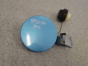 SUZUKI SPLASH 08-14 KLAPKA WLEWU PALIWA ZDQ 2/5 MINIATURA