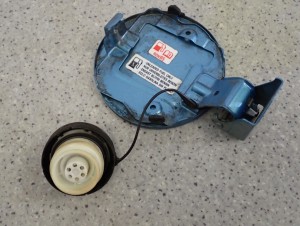 SUZUKI SPLASH 08-14 KLAPKA WLEWU PALIWA ZDQ 5/5 MINIATURA