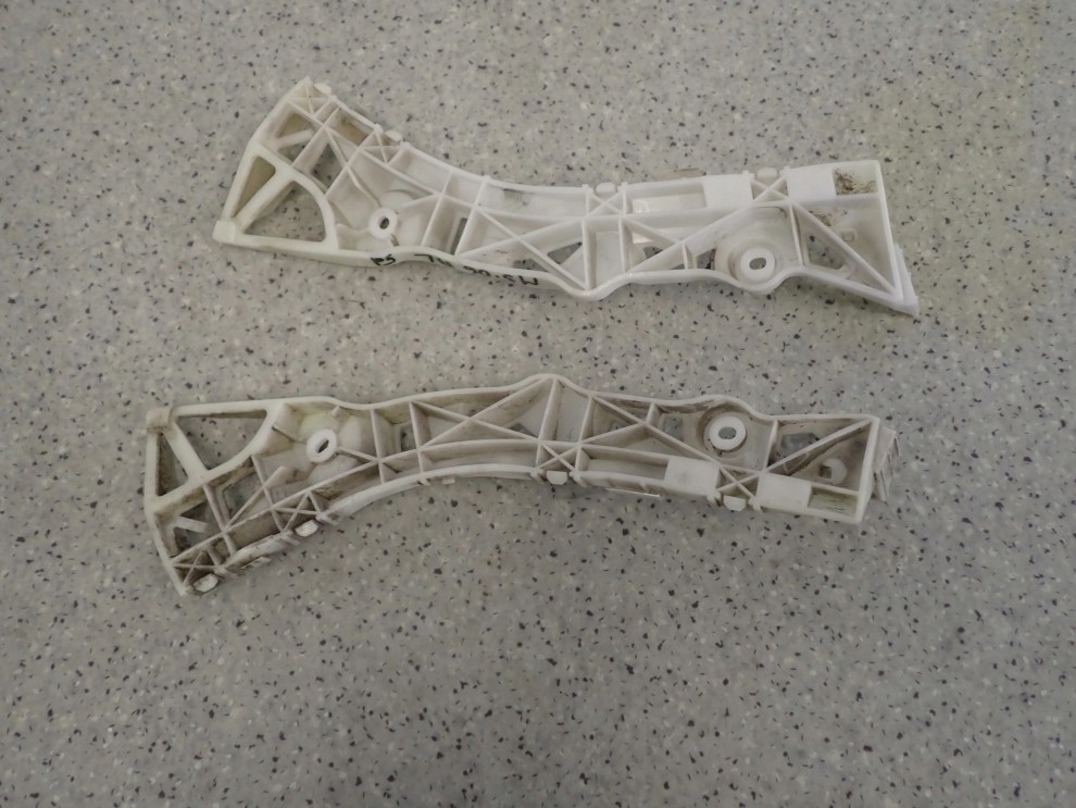 MAZDA 3 MAZDA3 HB 03- ŚLIZG ZDERZAKA TYLNY LEWY LUB PRAWY 6/6