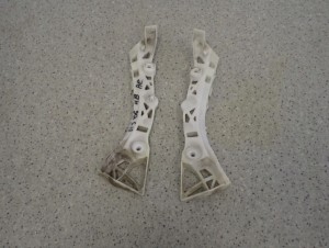 MAZDA 3 MAZDA3 HB 03- ŚLIZG ZDERZAKA TYLNY LEWY LUB PRAWY 1/6 MINIATURA