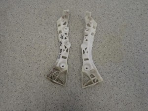 MAZDA 3 MAZDA3 HB 03- ŚLIZG ZDERZAKA TYLNY LEWY LUB PRAWY 2/6 MINIATURA