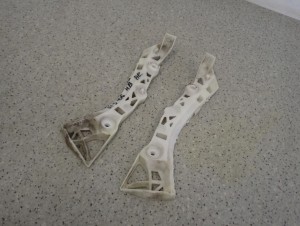 MAZDA 3 MAZDA3 HB 03- ŚLIZG ZDERZAKA TYLNY LEWY LUB PRAWY 3/6 MINIATURA