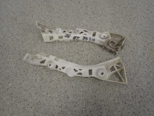 MAZDA 3 MAZDA3 HB 03- ŚLIZG ZDERZAKA TYLNY LEWY LUB PRAWY 4/6 MINIATURA