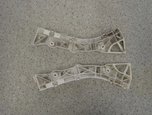 MAZDA 3 MAZDA3 HB 03- ŚLIZG ZDERZAKA TYLNY LEWY LUB PRAWY 5/6 MINIATURA