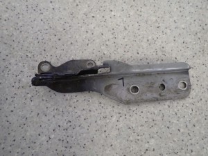 GRAND VITARA I 99-05 ZAWIAS MASKI LEWY 2/2 MINIATURA