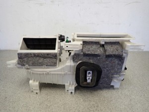 MITSUBISHI OUTLANDER II 07-12 OBUDOWA NAGRZEWNICY PAROWNIKA 1/6 MINIATURA