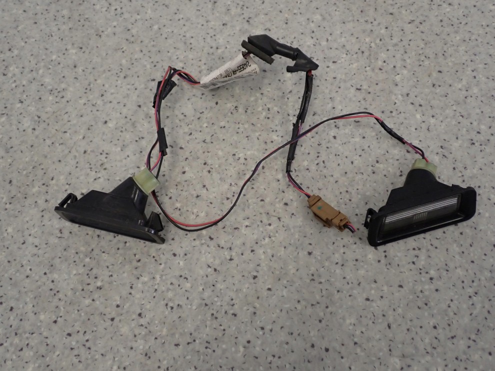 NISSAN ALMERA TINO 00- LAMPKI OŚWIETLENIA TABLICY REJESTRACYJNEJ 6/6