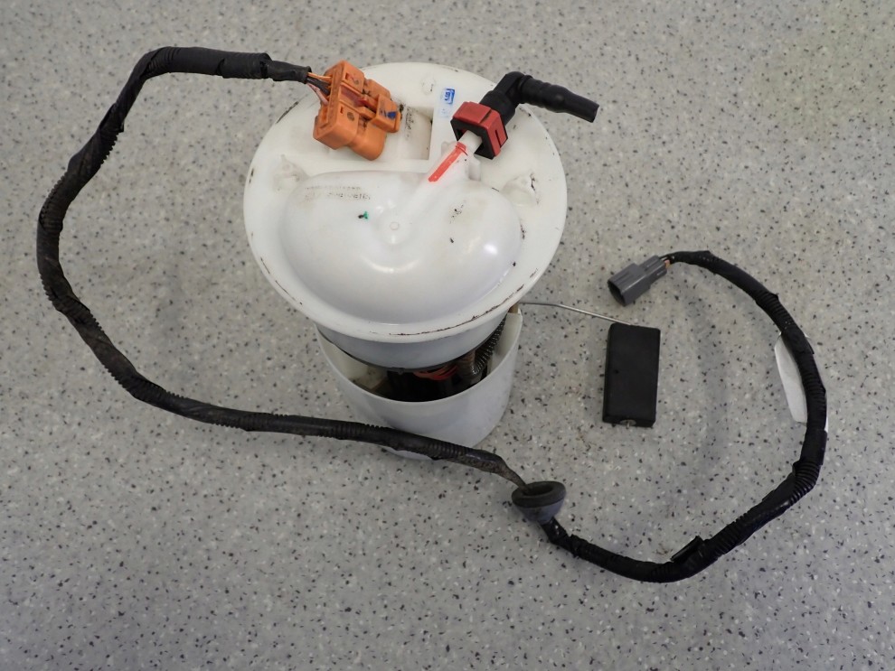 SUZUKI SWIFT 05-10 POMPA CZUJNIK PALIWA W ZBIORNIK 15100-62J00 2/4