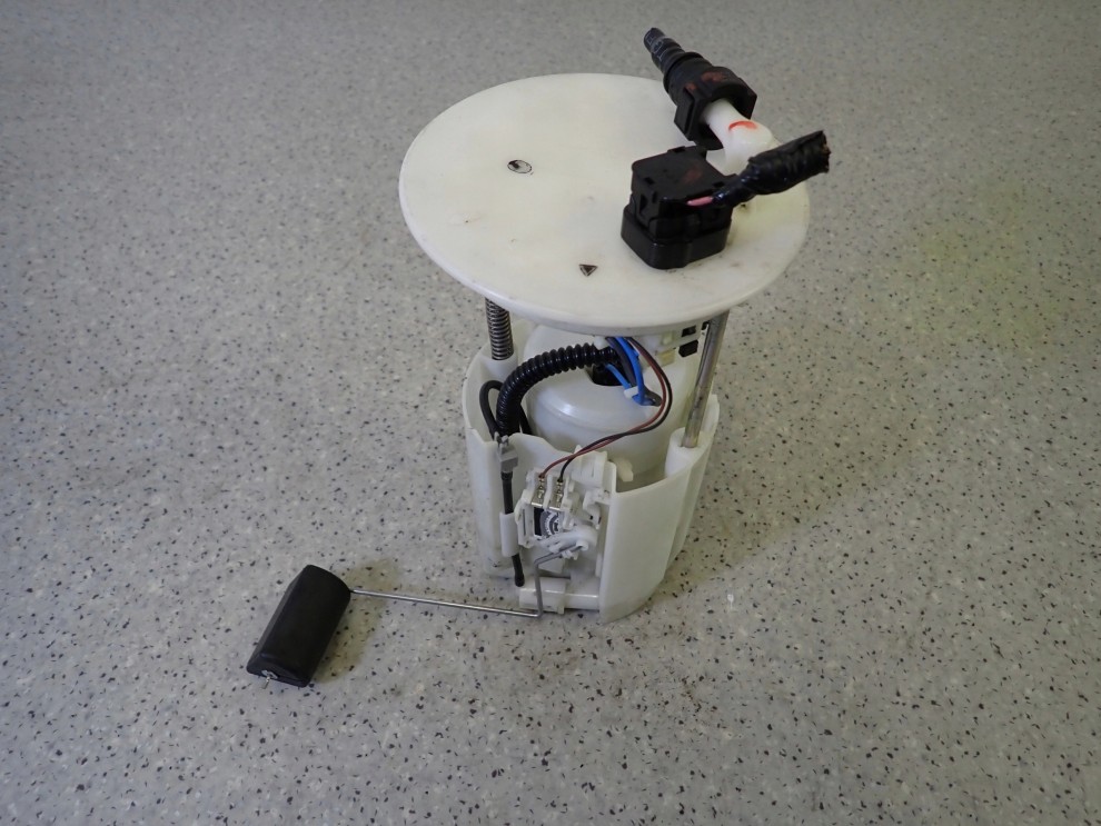 SWIFT MK7 1.2i 10- POMPA PALIWA CZUJNIK 1/5