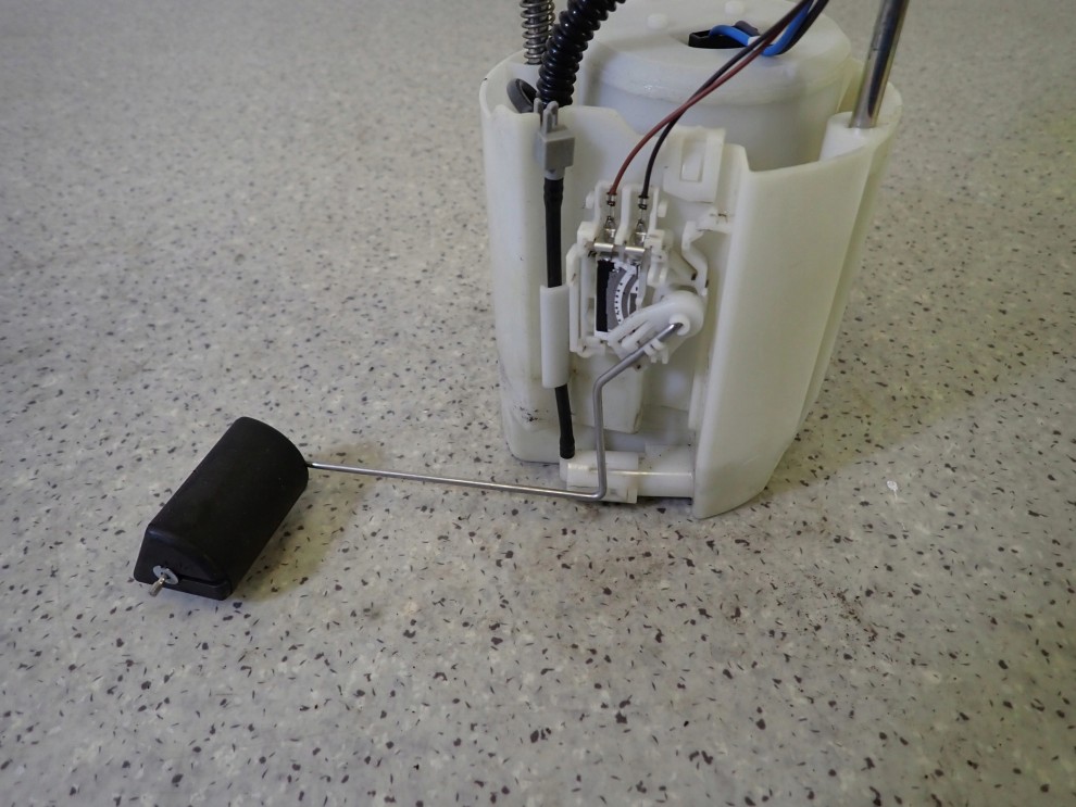 SWIFT MK7 1.2i 10- POMPA PALIWA CZUJNIK 2/5