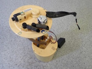 TOYOTA VERSO 2.0 D4D 09-13 CZUJNIK POZIOMU PALIWA 2/6 MINIATURA