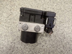 TOYOTA YARIS II 09- POMPA ABS-u 44510-0D110 4/4 MINIATURA