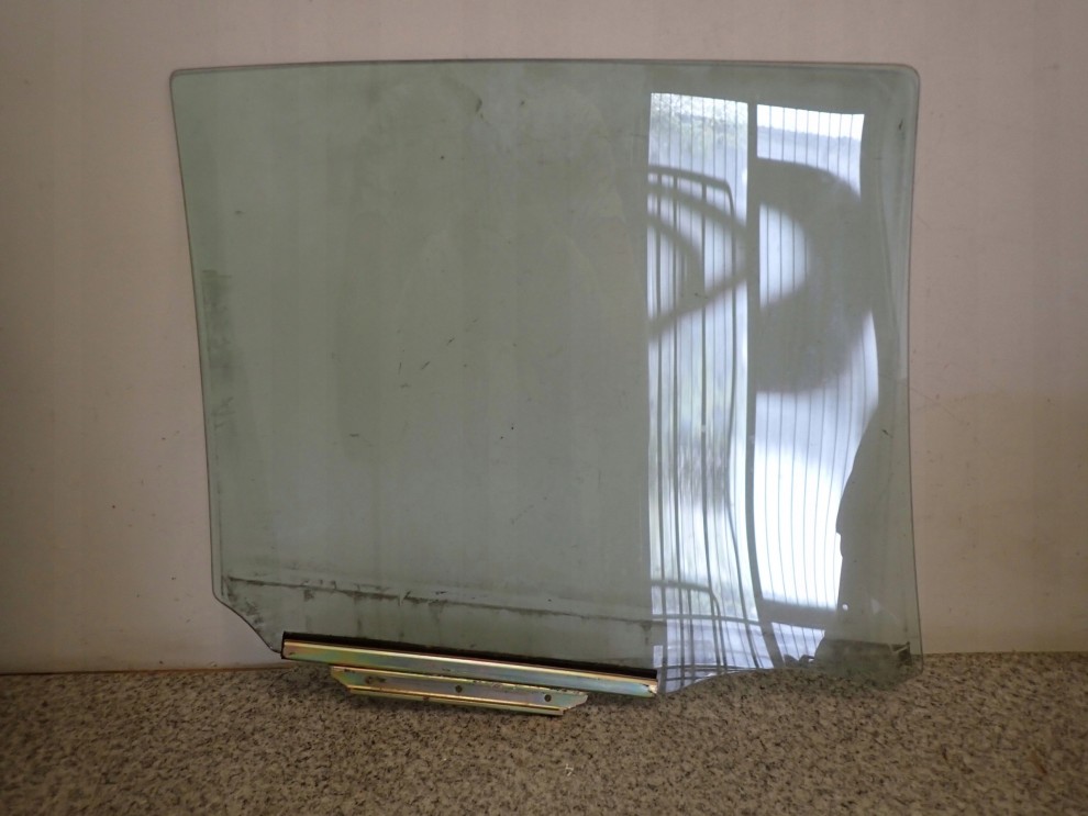 TOYOTA YARIS I 99- 5d SZYBA TYLNA LEWA 3/3