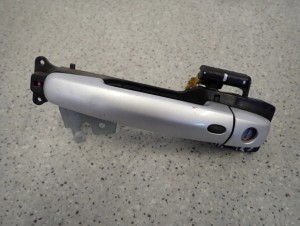 SUZUKI SX4 06-13 KLAMKA DRZWI PRZEDNIA LEWA KEYLESS ZCC 1/6 MINIATURA