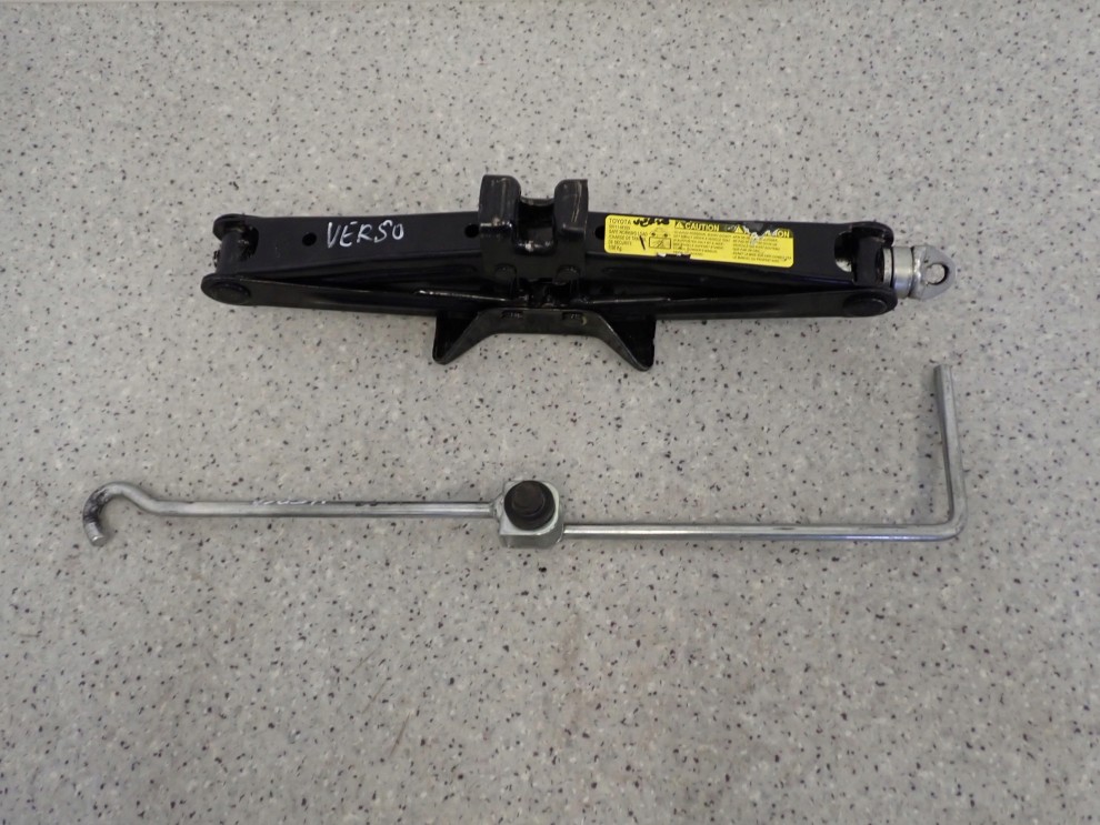 TOYOTA VERSO 09-13 PODNOŚNIK SAMOCHODOWY 2/3