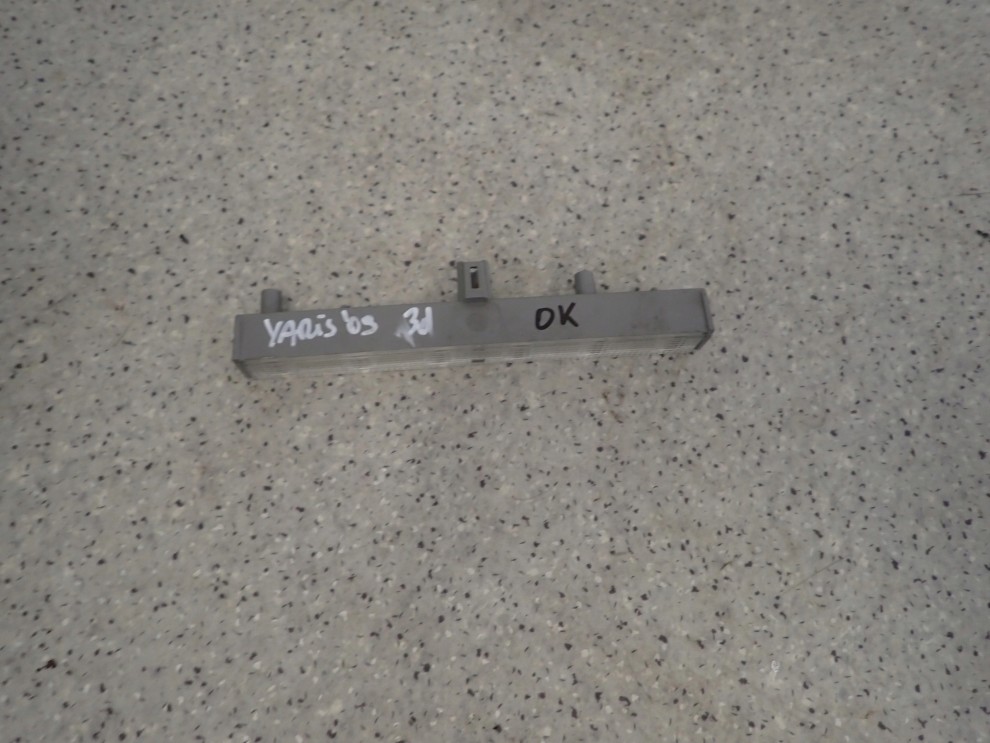 TOYOTA YARIS II 06-11 LAMPA TRZECI STOP DIODY 1/6