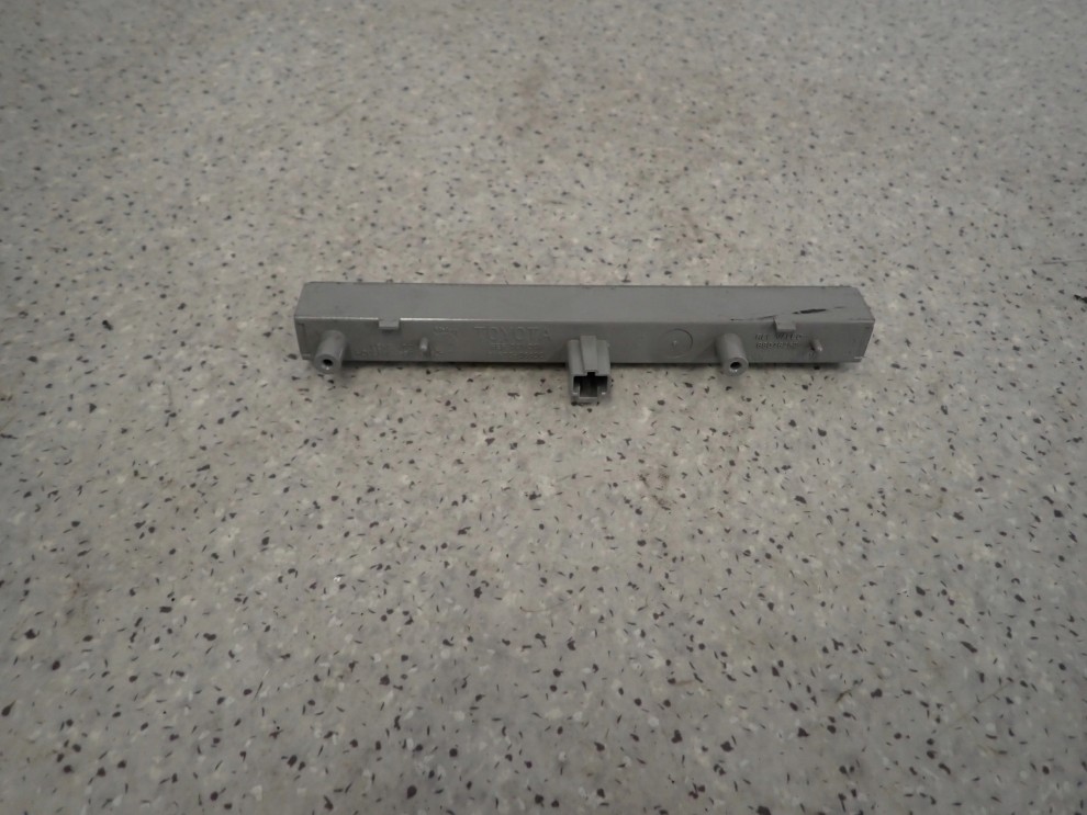 TOYOTA YARIS II 06-11 LAMPA TRZECI STOP DIODY 4/6