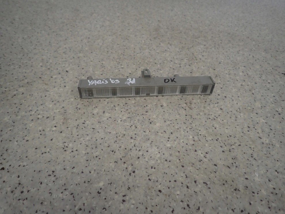 TOYOTA YARIS II 06-11 LAMPA TRZECI STOP DIODY 5/6