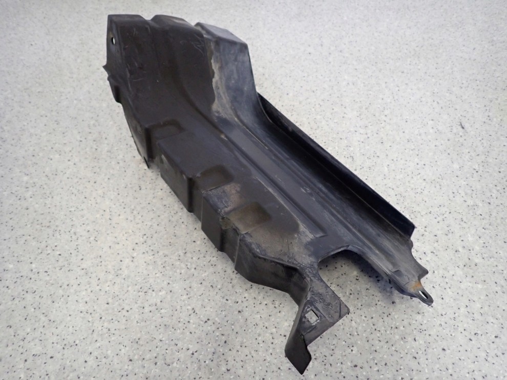 SUZUKI SWIFT 10- MK7 KIEROWNICA POWIETRZA OSŁONA CHŁODNICY 1/4