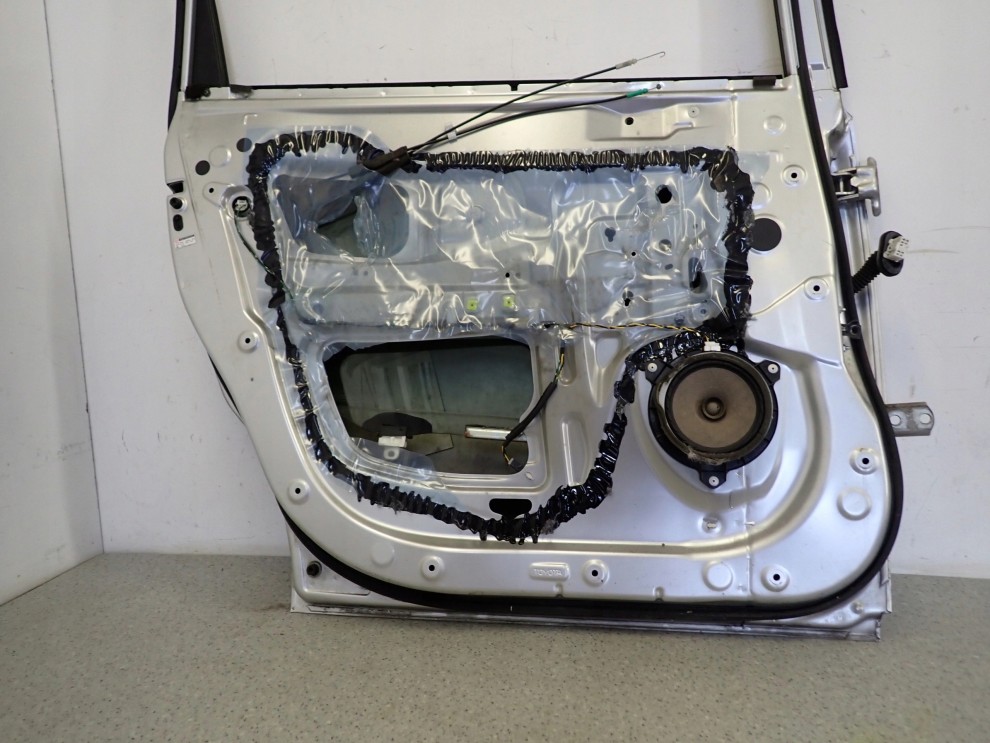 TOYOTA COROLLA VERSO 04-09 DRZWI TYLNE LEWE 1C0 9/9