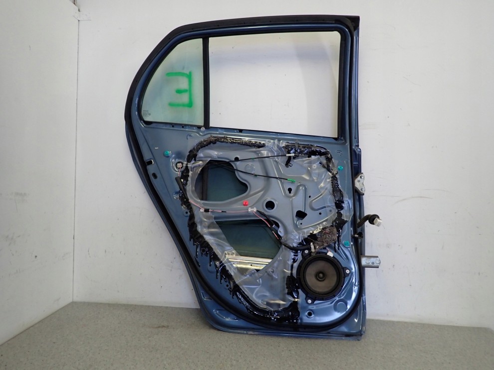 TOYOTA YARIS II 06-11 5d DRZWI TYLNE LEWE 8T1 12/13